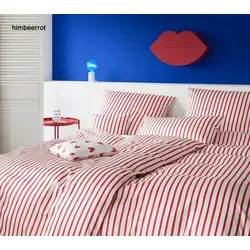 Elegante Bettwäsche Double - Bettwäsche aus feinem Mako-Satin, mit farbenintensiven Streifen und hohem Komfort. Erhältlich in Himbeerrot und Ultramarin, ideal für einen frischen Akzent im Schlafzimmer.