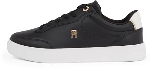 Tommy Hilfiger ESSENTIAL CHIC COURT SNEAKER - Plateausneaker in Schwarz mit TH-Schmuckelement, ideal für sportliche Freizeitlooks und bequem durch die leichte Profilsohle.