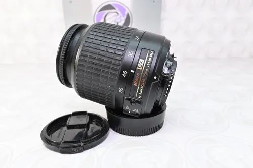 Nikon Nikkor AF-S DX 18–55 mm 1:3,5 – 5,6 G VRII Objektiv mit Bildstabilisierung - Objektiv für Nikon DSLR, ideal für klare Aufnahmen bei schwachem Licht dank Bildstabilisierung und vielseitiger Brennweite von 18-55 mm.