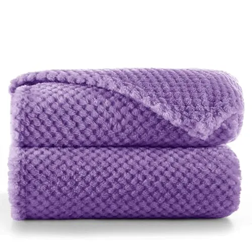 RESTILO Kuscheldecke 70x150 cm violett Decke Microfaser Wohndecke Tagesdecke Fleece weich sanft kuschelig skandinavischer Stil lila Henry