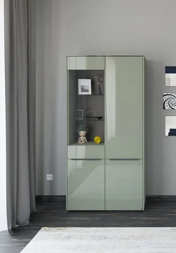 set one by Musterring Standvitrine Reno (1-St) – Elegante Aufbewahrungslösung - Die Standvitrine »Reno« bietet sanft schließende Türen, robustes Design und viel Stauraum. Ideal für modernes Wohnen mit praktischen Gleitern, die den Boden schonen. Qualität und Stil vereint!