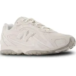 New Balance 204L Timberwolf - 42 - Der New Balance 204L „Timberwolf“ vereint Retro-Running-Elemente mit einer modernen Trail-Ästhetik. Die griffige Außensohle sorgt für optimalen Halt, während das hochwertige Design vielseitig einsetzbar ist und jeden Look ergänzt.