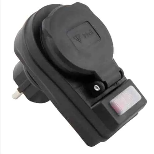 Spritzwasserfester Steckdosenadapter mit Schalter - Sicher & Robust