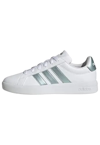 adidas Damen Grand Court Base 3.0 Schuhe - Stylische Sneakers in FTWR White/Magic Grey mit regulärer Passform. Ideal für den Alltag dank bequemer Textil-Innensohle und strapazierfähiger Gummiaußensohle.