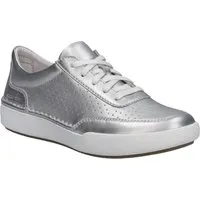 Josef Seibel Claire 29 Sneaker in Silber - Elegante Sneaker aus hochwertigem Ziegenleder, kombiniert traditionelle Handwerkskunst mit modernem Komfort. Rutschfeste Sohle für Outdoor-Aktivitäten. Ideal für stilbewusste Damen.