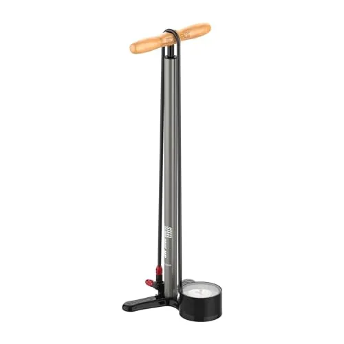 LEZYNE Standluftpumpe Steel 3.5 Floor Drive – grau matt - Die LEZYNE Standluftpumpe Steel 3.5 Floor Drive überzeugt mit robustem Design und präzisem Manometer. Ideal für Rennräder und MTB, ermöglicht sie müheloses Befüllen dank extra langem Schlauch und hochwertigem Material.