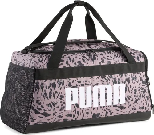 PUMA CHALLENGER AOP Kleine Sporttasche in PUMA BLACK - Kompakte Sporttasche mit verstellbarem Schulterriemen und mehreren Fächern für optimale Organisation. Ideal für Fitness und Freizeit – dein perfekter Begleiter für jedes Workout!