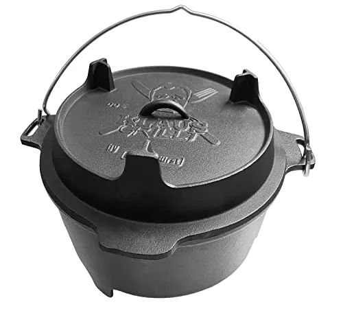 Grillfürst Dutch Oven DO 4 Sonderedition Klaus Grillt - Gusseisen Feuertopf mit T-Füßen - Exklusive Klaus Grillt Sonderedition, hitzebeständiger Gusseisen Topf mit 4 Litern Volumen. Der spezielle Standfuß sorgt für Stabilität auf jedem Rost. Ideal für Eintöpfe, Brot und Kuchen – sofort einsatzbereit dank sprühemaillierter Oberfläche.