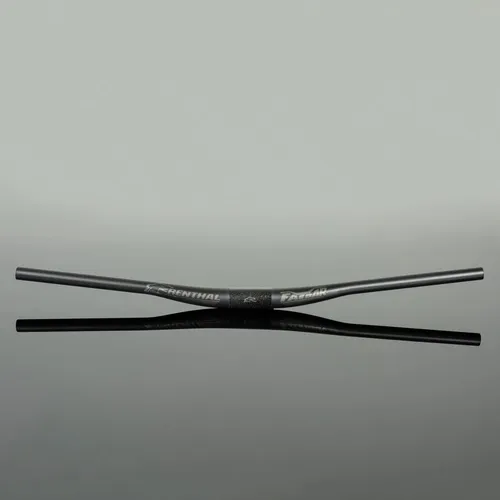 Renthal V3 Fatbar Carbon 35 Riser Lenker 30 mm - Der Renthal V3 Fatbar Carbon 35 Riser Lenker bietet optimale Stabilität und Komfort für dein Bike. Ideal für anspruchsvolle Trails und sportliche Fahrten.