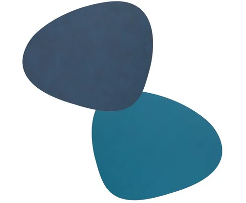 LIND DNA Platzset DOUBLE Curve midnight blue/petrol - Wendbares Tischset in dunkelblau und petrol, ideal für kreative Tischgestaltungen. Hergestellt aus nachhaltigen Materialien, bietet es unendliche Kombinationsmöglichkeiten und verleiht Ihrem Esstisch einen modernen Look.