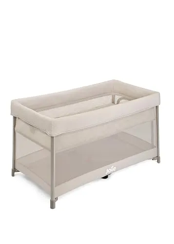 Joie Reisebett "Amigo 120" in Beige für Babys - Praktisches Joie Reisebett "Amigo 120" in Beige - ideal für unterwegs. Mit Einhand-Faltmechanismus, stabiler Konstruktion und optimaler Luftzirkulation für sicheres Schlafen und Spielen.