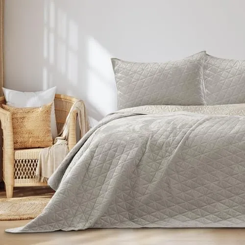 RESTILO Tagesdecke Laila 260x280 cm Beige - Zweiseitig Steppung - Bettüberwurf aus hochwertigem Velvet Samt und glatter Microfaser, ideal für Allergiker. Oeko Tex zertifiziert, pflegeleicht und in vielen Farben erhältlich.