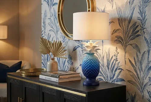 riess-ambiente Tischleuchte PINEAPPLE 50cm – Fruchtiges Ananas-Design in Blau/Weiß - Stilvolle Tischleuchte im Ananas-Design mit hellem Stoffschirm für eine warme Licht-Atmosphäre. Ideal für Sideboards und elegante Wohnstile.
