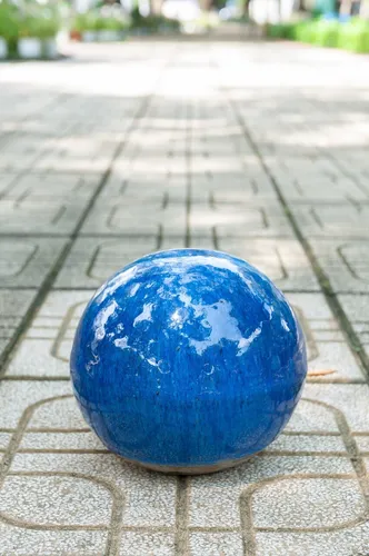 Handgefertigte Keramik Gartenkugel Royal Blau 20x18cm, frost- und UV-beständig
