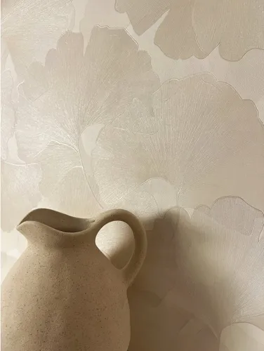 Newroom Vliestapete Druina Creme - Elegante Blumen- und Blättertapete - Elegante Vliestapete in Creme mit großflächigen Ginkgo-Blättern. Schafft eine beruhigende Atmosphäre und verleiht jedem Raum zeitlose Eleganz. Ideal für Wohnzimmer, Schlafzimmer und mehr.
