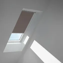 VELUX Verdunkelungsrollo uni taupe manuell Rahmen weiß DKL SK10 4577SWL - Rollos für optimale Verdunkelung: Genießen Sie erholsamen Schlaf mit dem VELUX Verdunkelungsrollo, das Licht effektiv abblockt und die Dämmwirkung im Winter verbessert. Einfache Montage und modernes Slimline-Design.