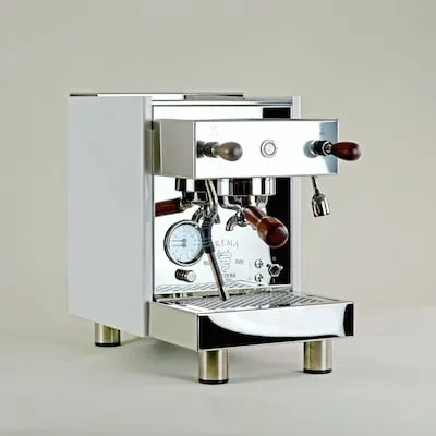 Bezzera Crema PM Weiss: Hochwertige Espresso-Maschine - Siebträgermaschine mit Zweikreiser und Vibrationspumpe, bietet perfekten Espresso und ist ideal für Kaffeeliebhaber.