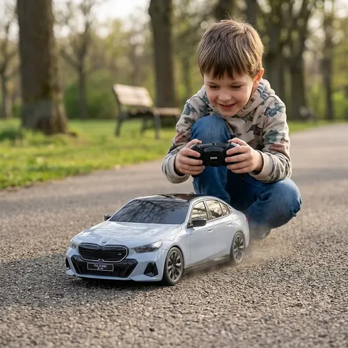 Jamara RC-Auto BMW i5 1:24 2,4GHz - Grau - RC-Modelle mit 2,4GHz Funksteuerung für Mehrspielerbetrieb, originalgetreue Lackierung und bis zu 60 Minuten Fahrspaß! Ideal für Kinder ab 6 Jahren.