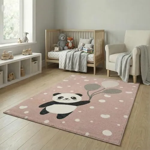 Jimri Kinderzimmer Teppich - Fliegender Panda in Hellrosa, 120x170 cm - Der fröhliche Kinderteppich mit fliegendem Panda bringt Freude ins Kinderzimmer. Strapazierfähig und schadstofffrei, ideal für intensiven Gebrauch und sorgt für ein gemütliches Ambiente.
