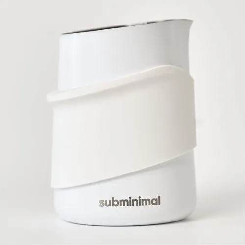Subminimal FlowTip Handloser Krug - Premium Milchschaumkännchen - Milchschaumkännchen mit ergonomischem, hitzebeständigem Griff und speziellem Ausgießer für perfekte Latte Art. Ideal für Barista-Qualität zu Hause!