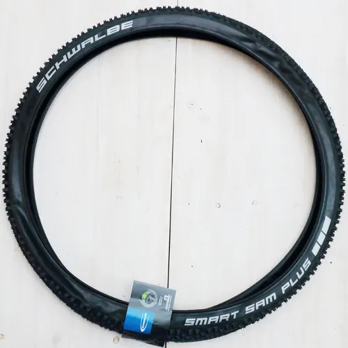 Schwalbe Smart Sam Plus DD GreenGuard 29 x 2.10" - Durchstoßsicherer Fahrradreifen - Fahrradreifen mit 29 Zoll und durchstoßsicherem GreenGuard-Schutz für optimale Sicherheit und hervorragende Traktion auf allen Untergründen.