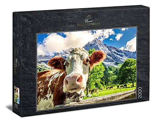 Ulmer Puzzleschmiede - Puzzle „Traum-Kuh-Lisse“ - 2000 Teile Alpen-Puzzle – die neugierige Kuh in Nahaufnahme als Fotopuzzle vor Traumhafter Berg-Kulisse im Alpenraum