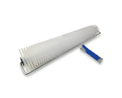 DEWEPRO Hand-Stachelwalze 700mm - Effiziente Entlüftung für Bodenbeläge - Bodenlegerkellen - Die DEWEPRO Hand-Stachelwalze mit 700mm Breite und 40mm Stacheln sorgt für blasenfreies Auftragen von Mörtel und Spachtelmassen. Ergonomischer Griff und robustes Design für müheloses Arbeiten.