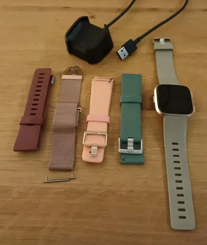 Fitbit Versa 2 Gesundheits Fitness Smartwatch mit Herzfrequenzmessung - Smartwatch für Unisex, idealer Fitness Tracker mit Herzfrequenzmessung und 4 GB Speicher, kompatibel mit Android und iOS. Perfekt für Running & Jogging.