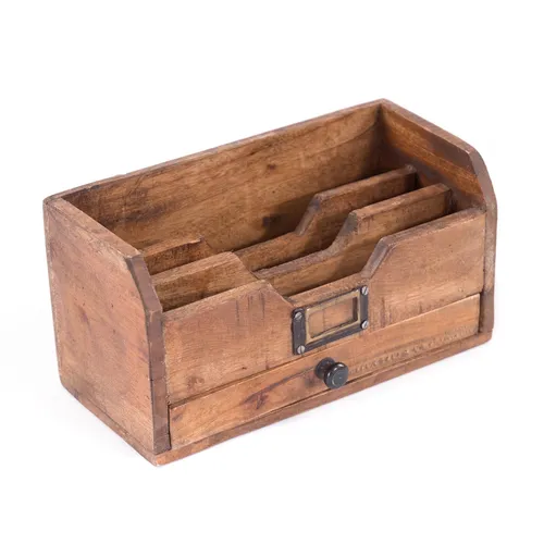 BRIEFABLAGE "JUNA" | Mahagoni, 3 Fächer - Stiftebecher & -Boxen, eleganter Briefsammler aus recyceltem Mahagoni Holz, ideal für eine organisierte und stilvolle Schreibtischgestaltung.