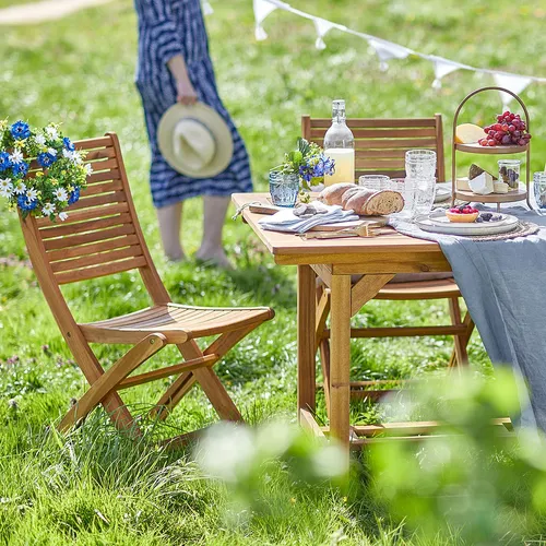 BUTLERS Gartenstuhl 2er Set klappbar -Somerset- aus Akazienholz - Klappbare Gartenstühle aus FSC-zertifiziertem Akazienholz, ideal für Balkon und Terrasse. Hoher Sitzkomfort und stilvolles Design für drinnen und draußen. Platzsparend und praktisch für gemütliche Stunden im Freien.