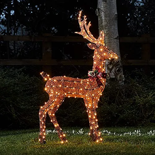 Lights4fun LED Rentier Glitzer Hirschfigur 130cm warmweiß - Schöne Weihnachtsdeko: 240 energiesparende LEDs in warmweiß, mit Timer-Funktion für einfaches An- und Ausschalten. Ideal für den Innen- und Außeneinsatz, wetterfest und stilvoll.