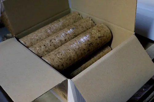 EICHE Holzbriketts 900kg Palette - Hartholz Brikett für Kamin und Ofen - Brennstoffe: Umweltschonende Hartholzbriketts mit hohem Heizwert von ≥16,30Mj/kg, ideal für effizientes Heizen im Kamin oder Ofen.