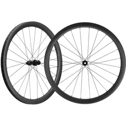 SYNCROS Laufradsatz 28" Capital 1.0s 40 | Shimano Road - Hochwertiger SYNCROS Laufradsatz 28" für Rennrad und Gravelbike. Mit robusten DT Swiss 240 Naben und leichten Carbonfelgen für optimale Leistung und Langlebigkeit.