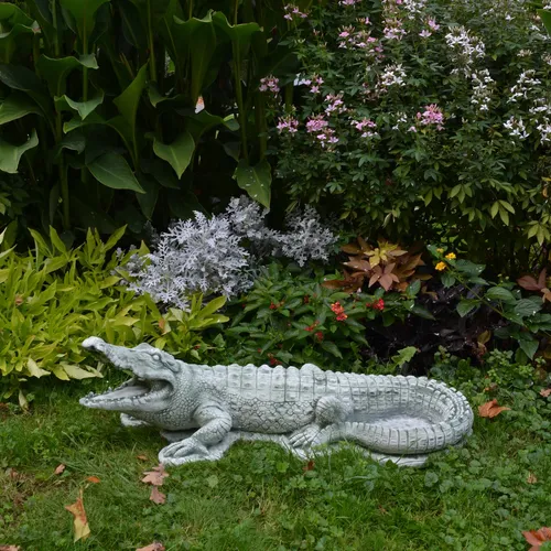 Gartendekoparadies.de Gartenfigur Statue Krokodil 28 cm - Frostsichere Steinfigur mit beeindruckendem Design. Diese 28 cm große Krokodil-Statue ist ein echter Blickfang in jedem Garten und sorgt für eine aufregende Atmosphäre.