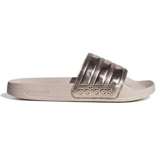 adidas Unisex ADILETTE SHOWER SLIDES, champagne met. 43 EU - Stylische und bequeme Badeschuhe mit synthetischem Riemen und vorgeformtem Fußbett, ideal für den Einsatz am Pool oder im Spa.