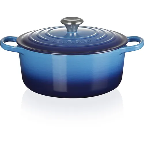 Le Creuset Signature Bräter 26 cm rund Azure - Töpfe - Der 26 cm runde Bräter aus Gusseisen sorgt für gleichmäßige Wärmeverteilung und ist perfekt für herzhaftes Schmoren von Fleisch und Gemüse.