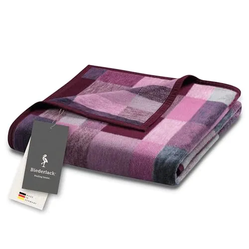 biederlack® Flauschige Kuscheldecke Color Squares Berry - Tagesdecken, nachhaltig produziert in Deutschland, aus hochwertigem Baumwoll-Mix für ein weiches Kuschelgefühl und ideal für Sofa, Garten oder Strand.