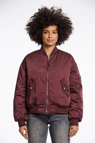 Damen Bomberjacke RINO & PELLE in Chocolate Bean und Orange - Stylische Funktionsjacke für Damen, lässig geschnitten und hüftlang, ideal für Freizeit und spontane Treffen. Mit praktischen Klappentaschen und leichtem Webstoff für optimalen Tragekomfort.