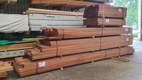 Terrassendiele Garapa 21x90mm, 4,90m - Glatt für Ihre Terrasse - Holzfliesen aus Garapa, langlebig und wetterbeständig, perfekt für eine stilvolle Terrasse oder Gartenmöbel.