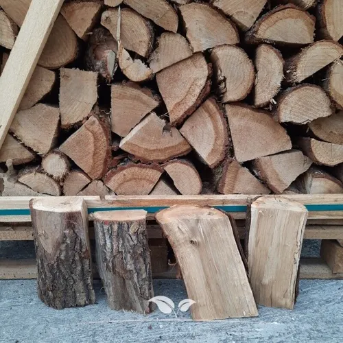 Brennholz Eiche - 4 Paletten à 1,0 RM - Hochwertiges, getrocknetes Brennholz für gemütliche Abende, ideal für Kamine und Öfen mit 25 cm Holzlänge.