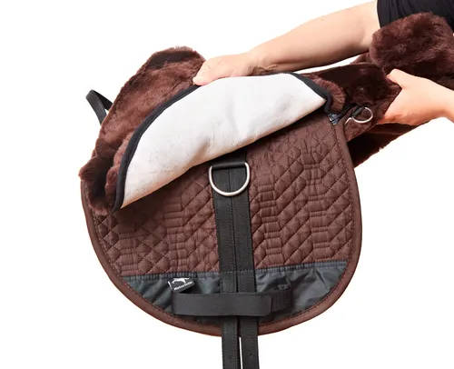 Engel Stable Engel - Fellsattel Lammfell R2 Englisch, mocca - Baumloser Lammfellsattel für ein intensives Reiterlebnis. Inklusive abnehmbarer Sitzfläche und Distanzgewebe für optimale Polsterung. Ideal für ein angenehmes Reiten ohne Einschränkungen.