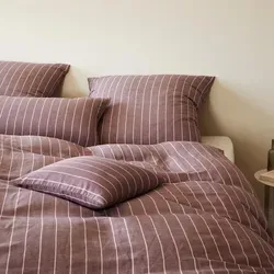 Elegante Halbleinen Bettwäsche Humble Brick 155x200 cm + 80x80 cm - Lila - Die elegante Halbleinen Bettwäsche Humble Brick vereint Stil und Komfort. Mit zeitlosem Design und atmungsaktivem Material sorgt sie für eine entspannende Schlafumgebung. Ideal für ganzjährige Nutzung und hohe Ansprüche.
