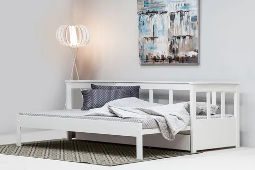 Daybett HOME AFFAIRE "AIRA" – Skandi-Design Kinderbett - Kinderzimmermöbel mit ausziehbarer Liegefläche, ideal für Gäste oder als Jugendbett, aus FSC-zertifiziertem massiven Kiefernholz, pflegeleicht und praktisch.