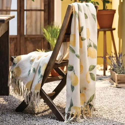 Kuscheldecke "Lemon" Beige 130x160 cm mit Fransen - Gemütliche Wohndecke in Beige mit Zitronenmuster. Ideal für entspannte Abende auf der Couch. Pflegeleicht und aus 100% Polyester für hohen Komfort.