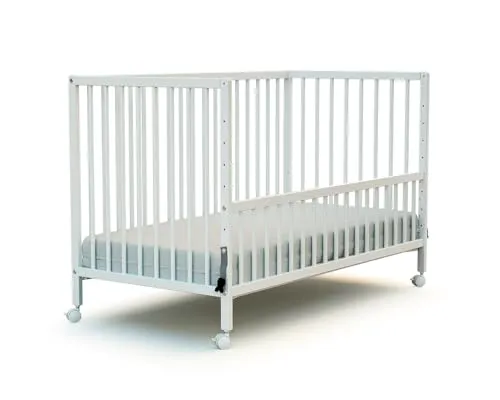 WEBABY Beistell-Babybett aus Holz 60x120cm Weiß LIO | Höhenverstellbar für Co-Sleeping - Das WEBABY Beistellbett aus massivem Holz bietet Sicherheit und Komfort für Ihr Baby. Mit 5-fach höhenverstellbarem Lattenrost und praktischen Rollen ist es ideal für eine enge Bindung während der ersten Nächte.