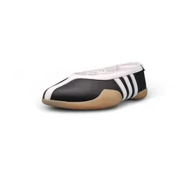adidas Taekwondo Mei Ballet Black White (Damen) - 39 1/3 - adidas Taekwondo Mei Ballet Black White (Damen) – Eleganz trifft auf Funktionalität. Der leichte Sneaker bietet optimale Bewegungsfreiheit und hohen Tragekomfort für Sport und Freizeit. Setze stilvolle Akzente mit zeitlosem Design.