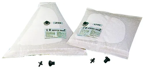 Osculati Utility-Wassertank 100 Liter dreieckig aus PVC - Der dreieckige Utility-Wassertank mit 100 Litern Fassungsvermögen ist ideal für Trinkwasser. Flexibles Design für einfache Raumanpassung und langlebige Materialien sorgen für hohe Qualität. Praktische Ein- und Auslässe erleichtern die Wasserverwaltung.