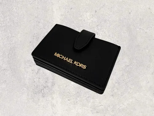 Michael Kors MK Portmonee Geldbörse Card Case Jet Set Travel Schwarz - Elegante Damen Geldbörse aus hochwertigem Leder, ideal für Kreditkarten. Kompaktes Design und stilvolles Logo machen sie zum perfekten Accessoire.