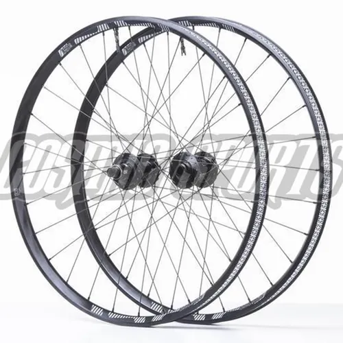 e*13 LG1 Plus Vorderrad 27.5" (22534889) - Hochwertiges e*13 LG1 Plus Vorderrad für 27.5" Fahrräder, robust und ideal für anspruchsvolle Trails. Perfekte Kombination aus Stabilität und Leichtbau für optimales Fahrvergnügen.