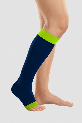 medi Rehab® one Kompressionskniestrümpfe AD zur Ödemtherapie VI lime/blue - Medizinische Kompressionssocken mit Mikro-Plüsch, ideal zur Ödemtherapie. Leicht anzuziehen, sicherer Sitz dank 3D-Längsrippen und breitem Bündchen.